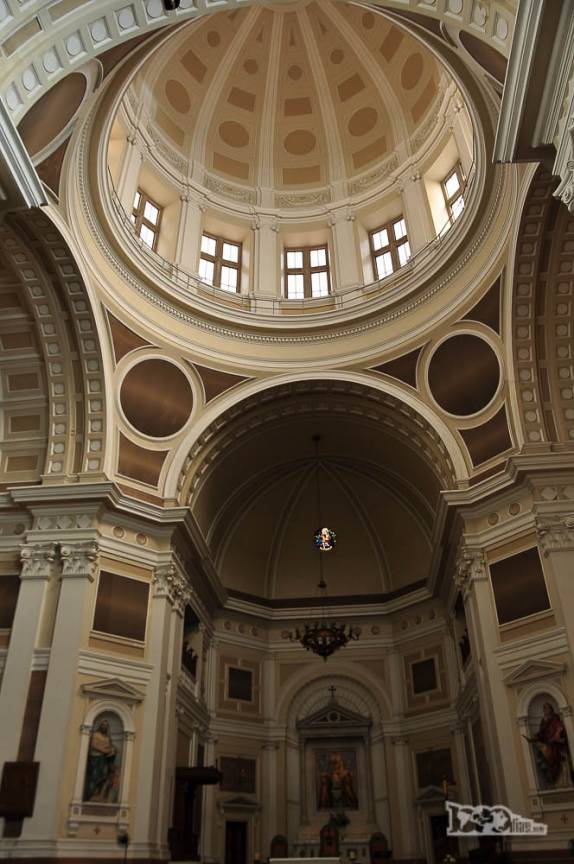 O vasto interior da Catedral Metropolitana de Porto Alegre, no Rio Grande do Sul